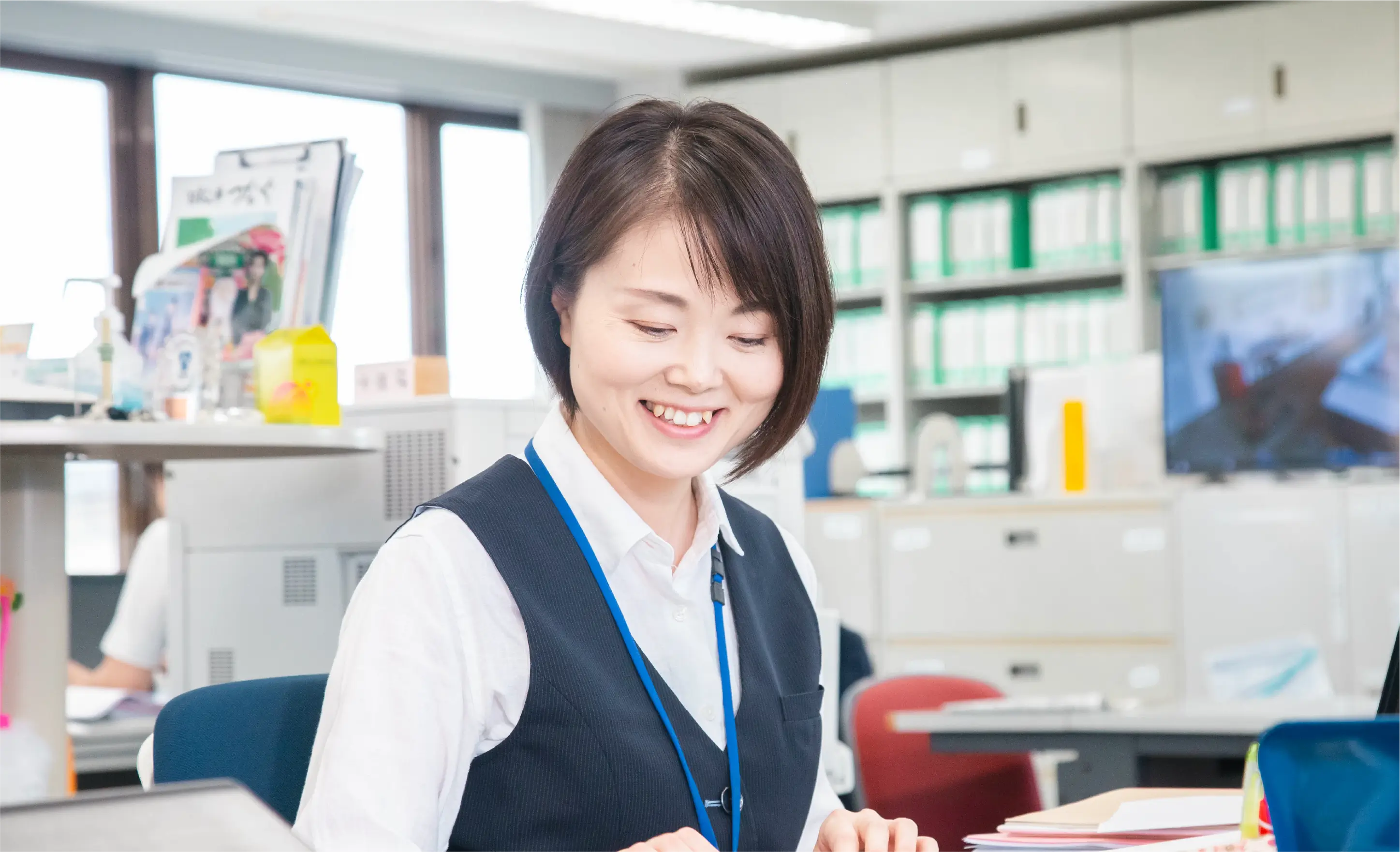 書類整理する社員