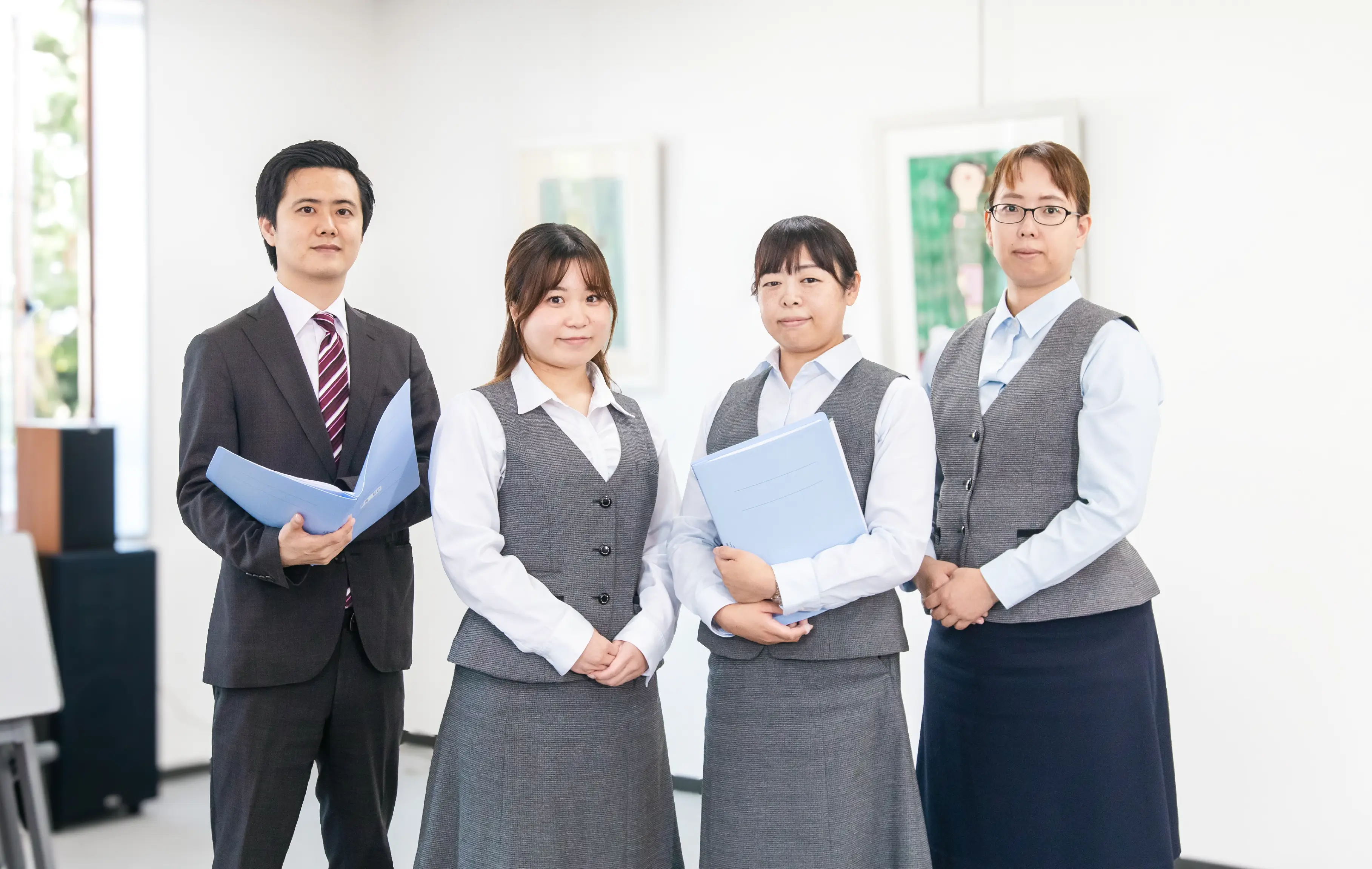 4名の社員の写真