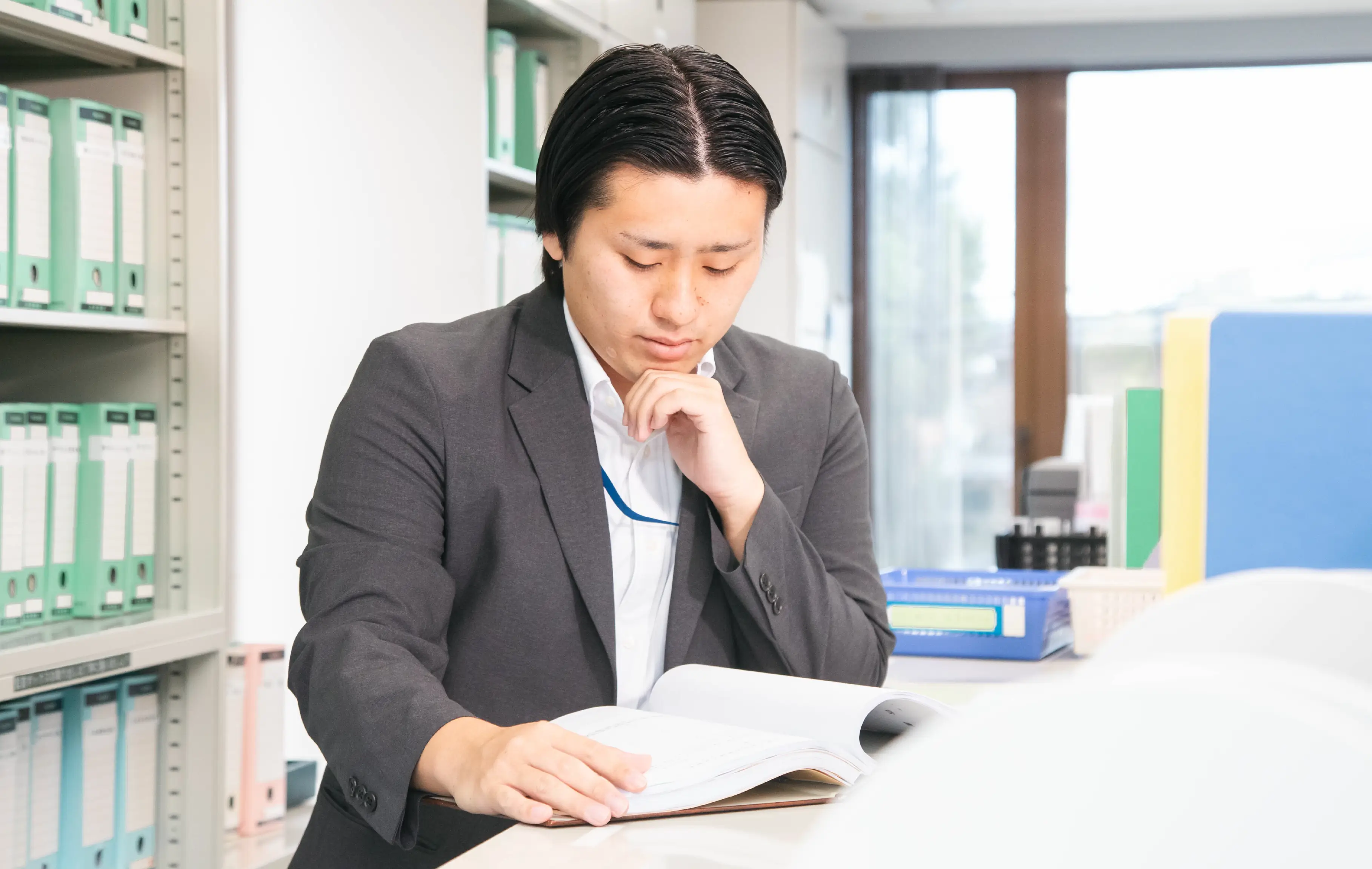 資料を読む男性社員