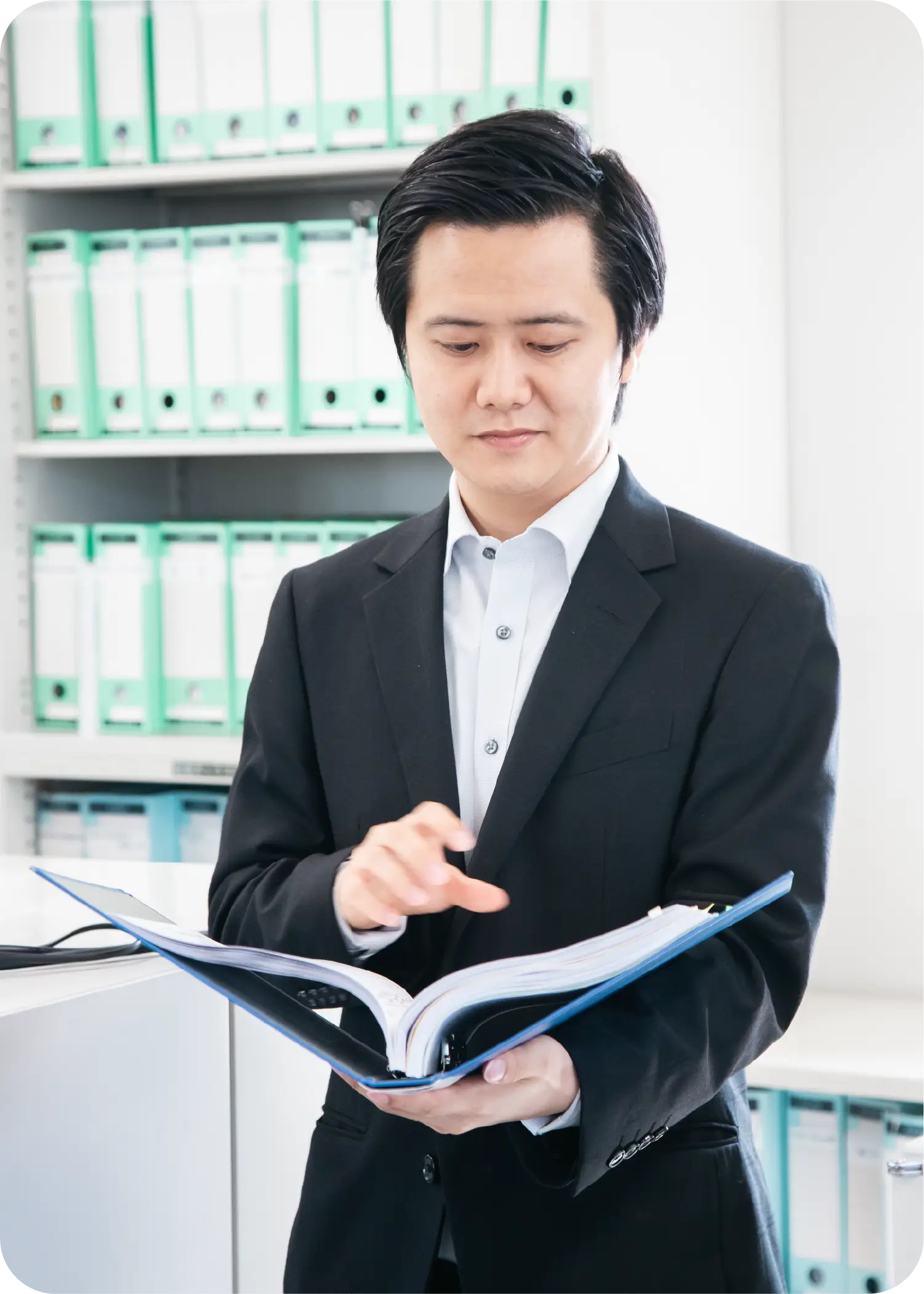 資料を確認する中島 佳己