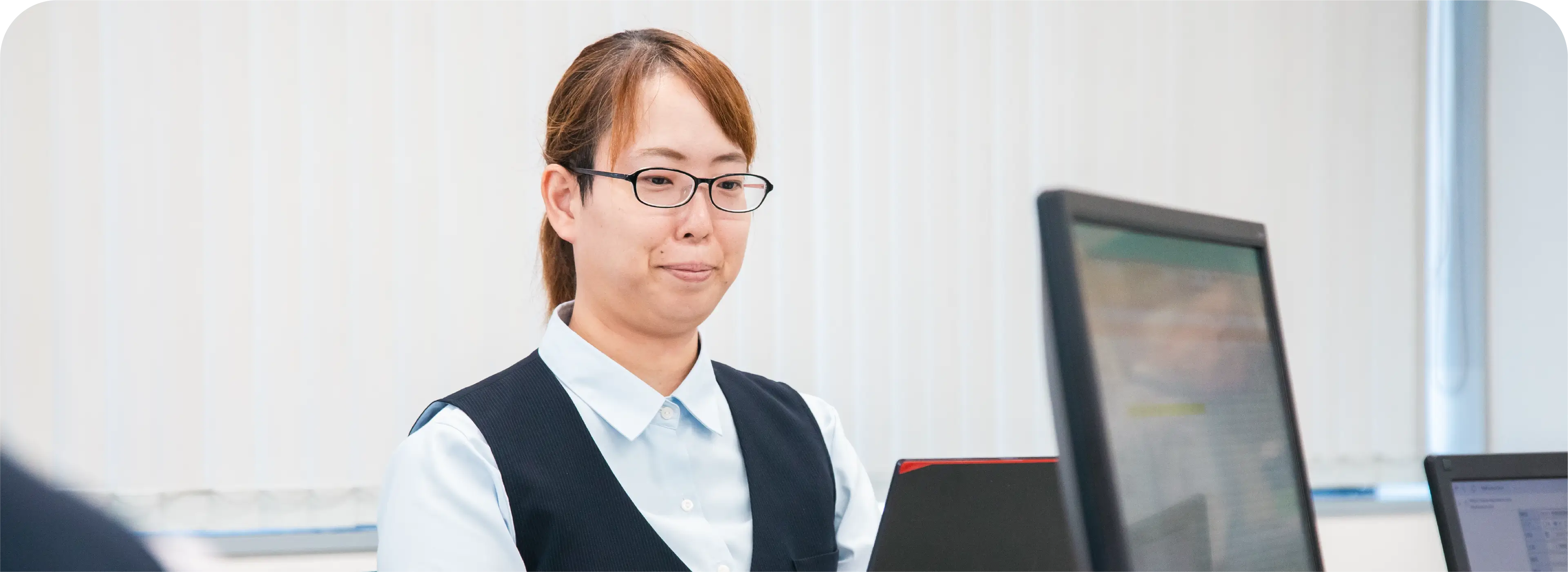 パソコンで作業する、川井 もとみ